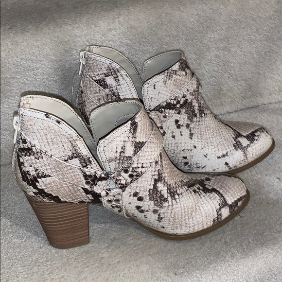 NWOT Fergalicious Snakeskin Design Booties - Picture 4 of 6